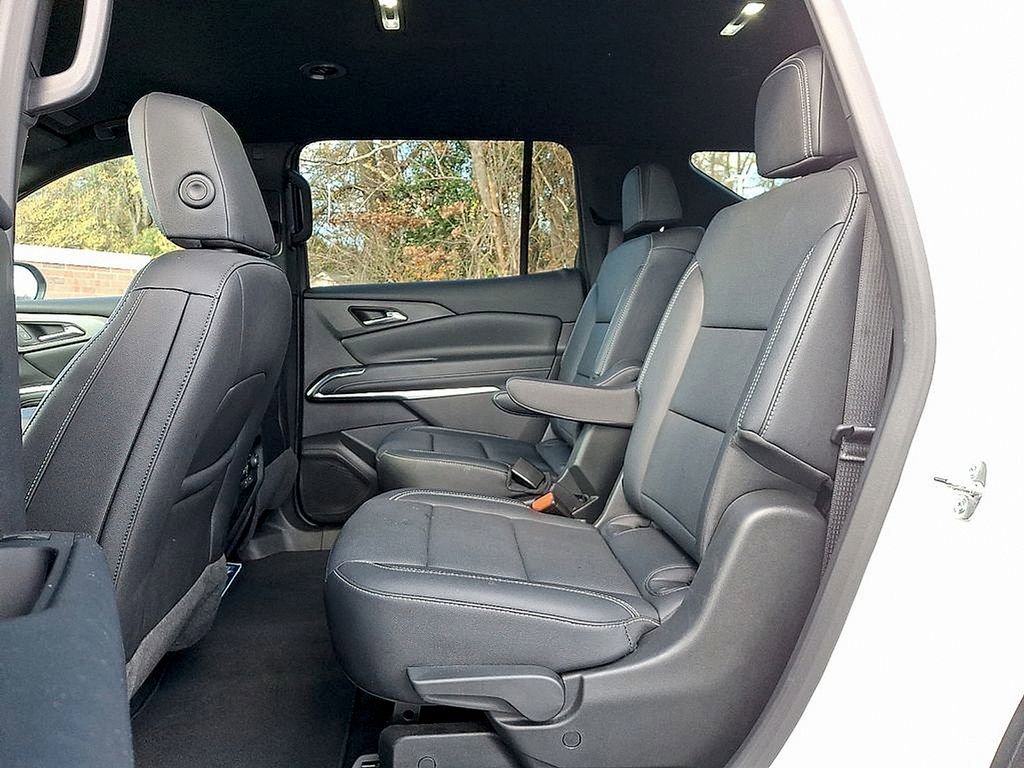 Used 2025 Chevrolet Traverse LT image 10