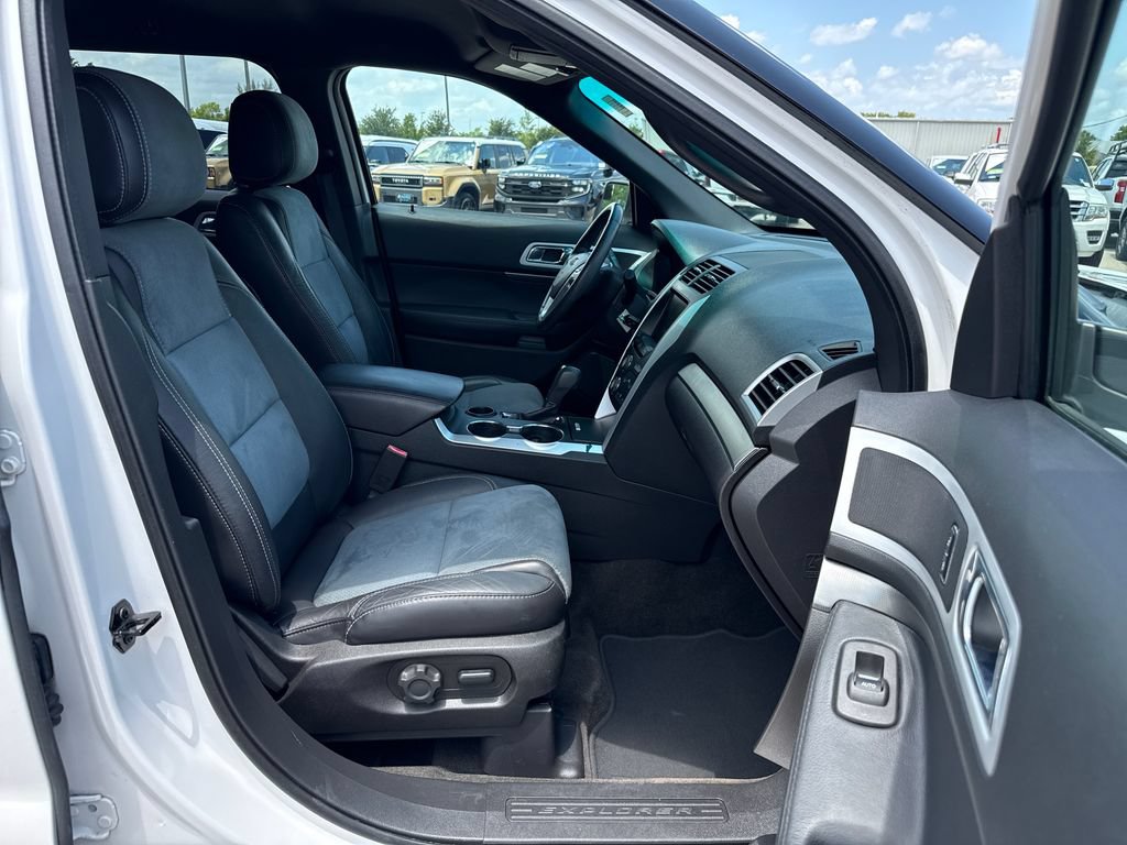 Used 2015 Ford Explorer XLT w/ Equipment Group 202B FWD image 24
