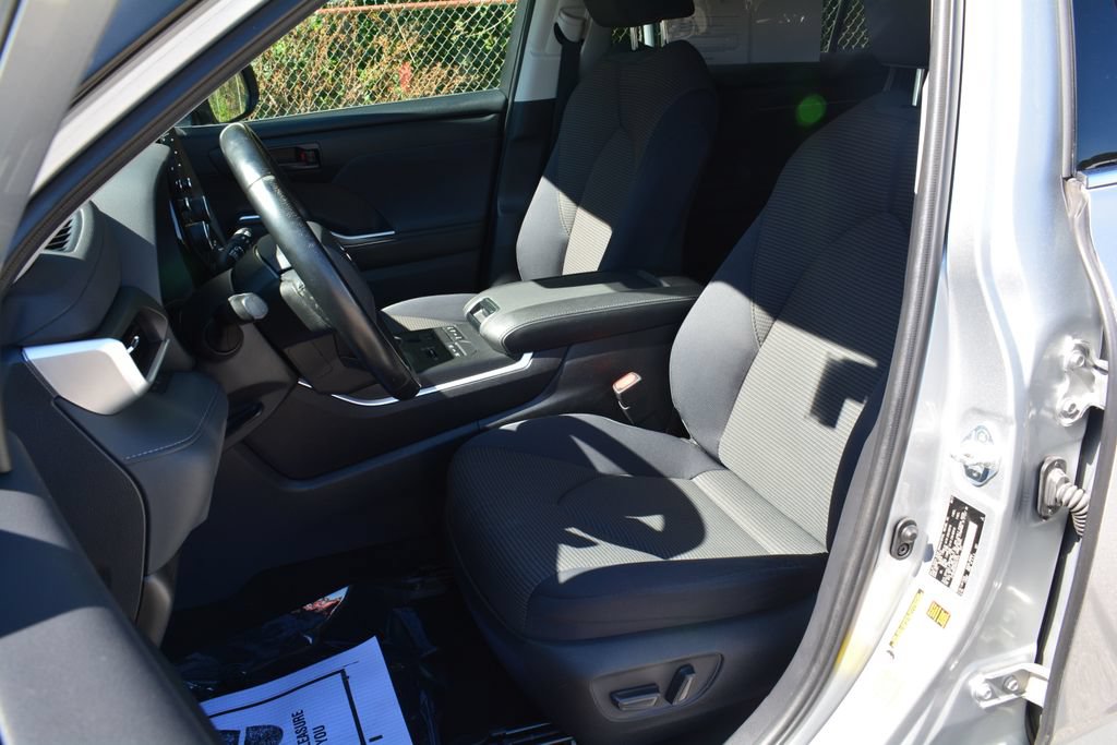 Used 2021 Toyota Highlander LE AWD/4WD image 9
