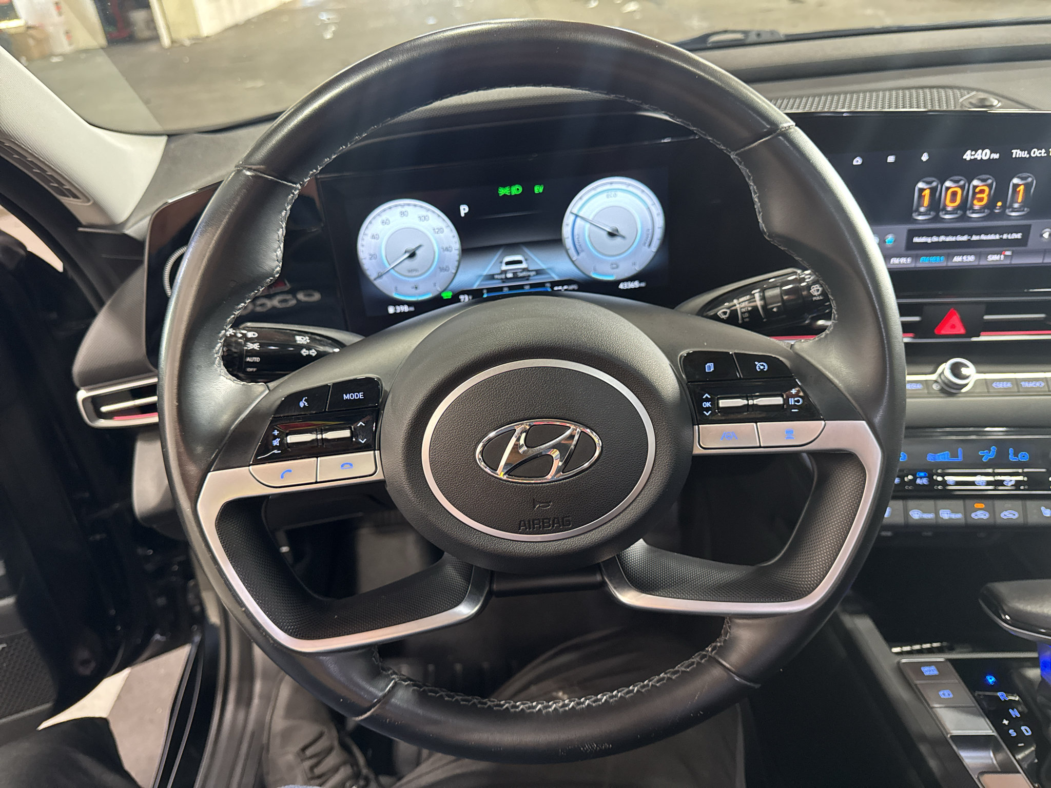Used 2022 Hyundai Elantra Limited w/ Preferred Accessory Package FWD image 16