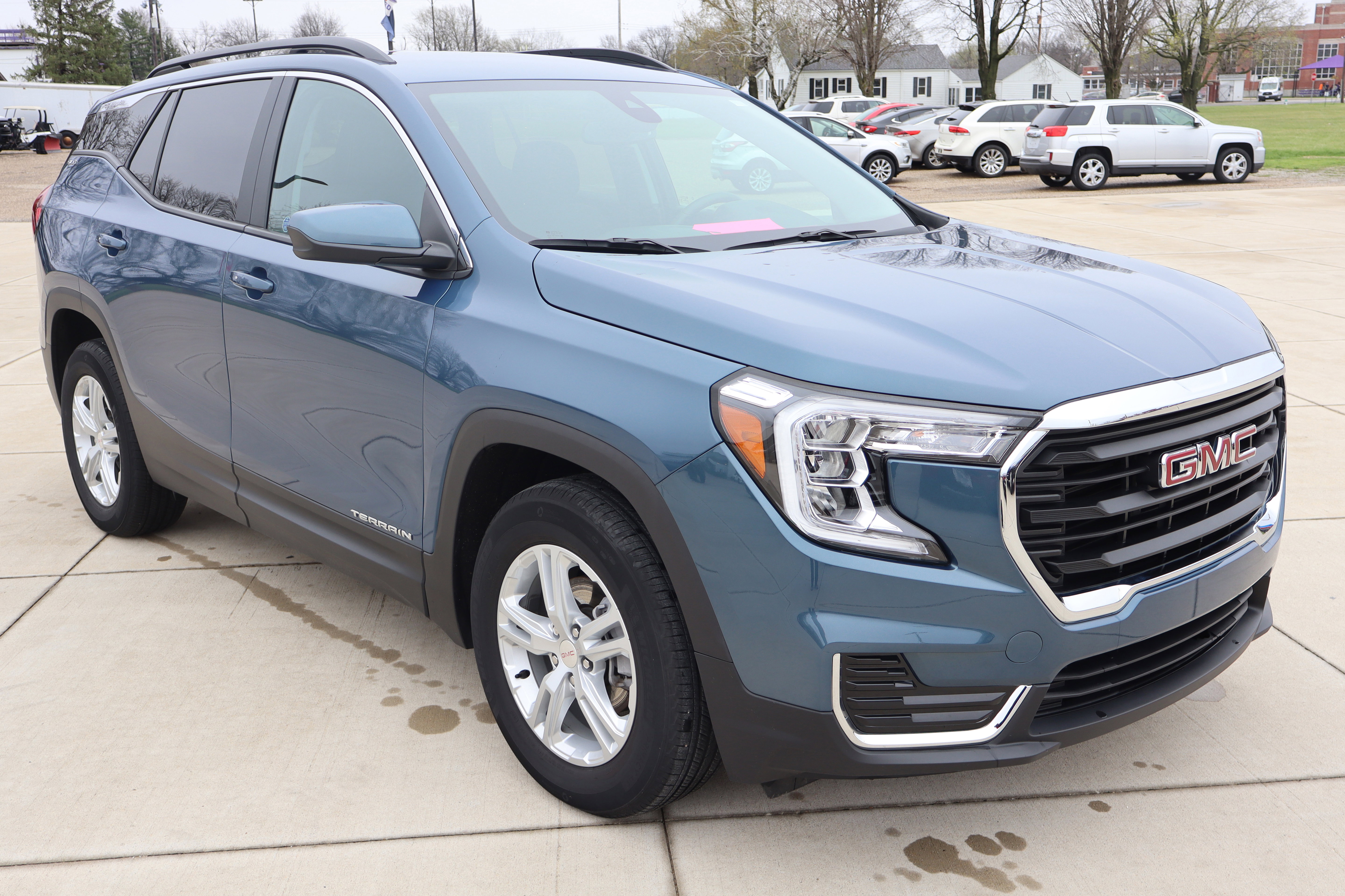 Used 2024 GMC Terrain SLE w/ Driver Convenience Package image 3