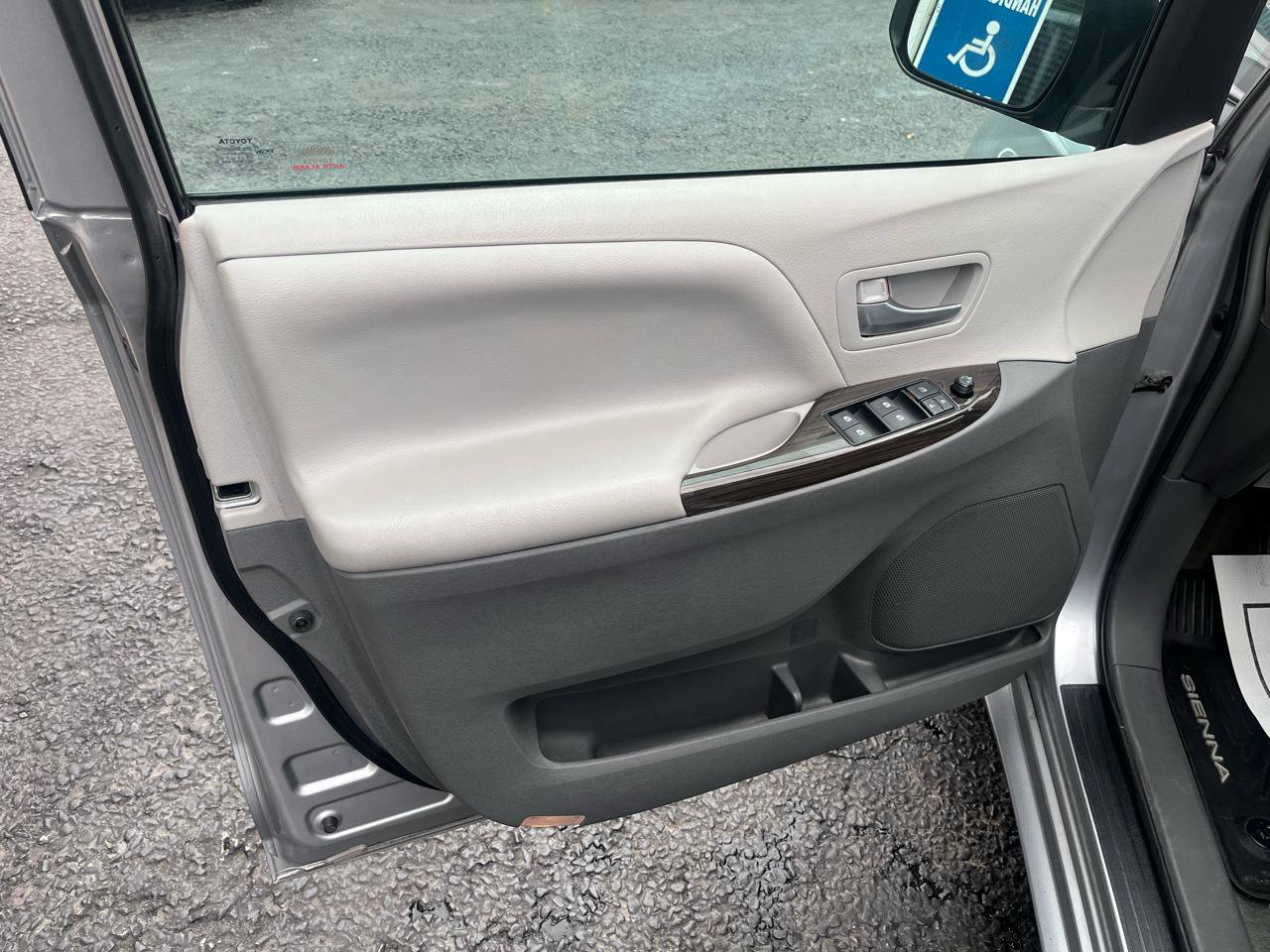 Used 2017 Toyota Sienna XLE w/ XLE Navigation Package FWD image 26