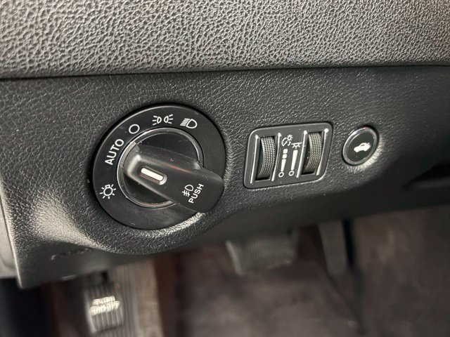 Used 2018 Chrysler 300 Limited AWD/4WD image 13