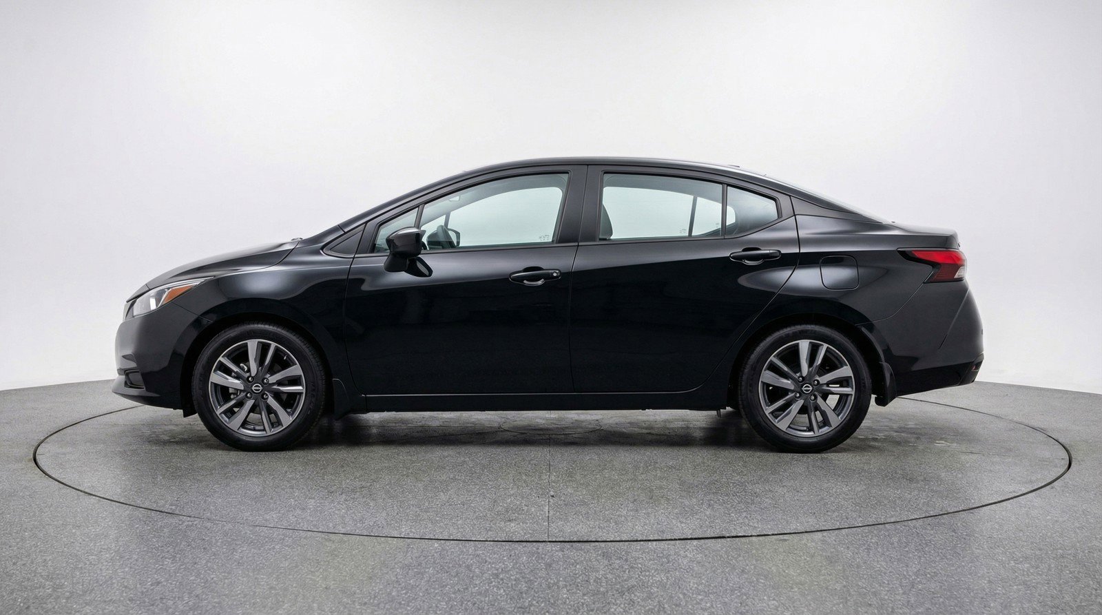 Used 2025 Nissan Versa SV image 5