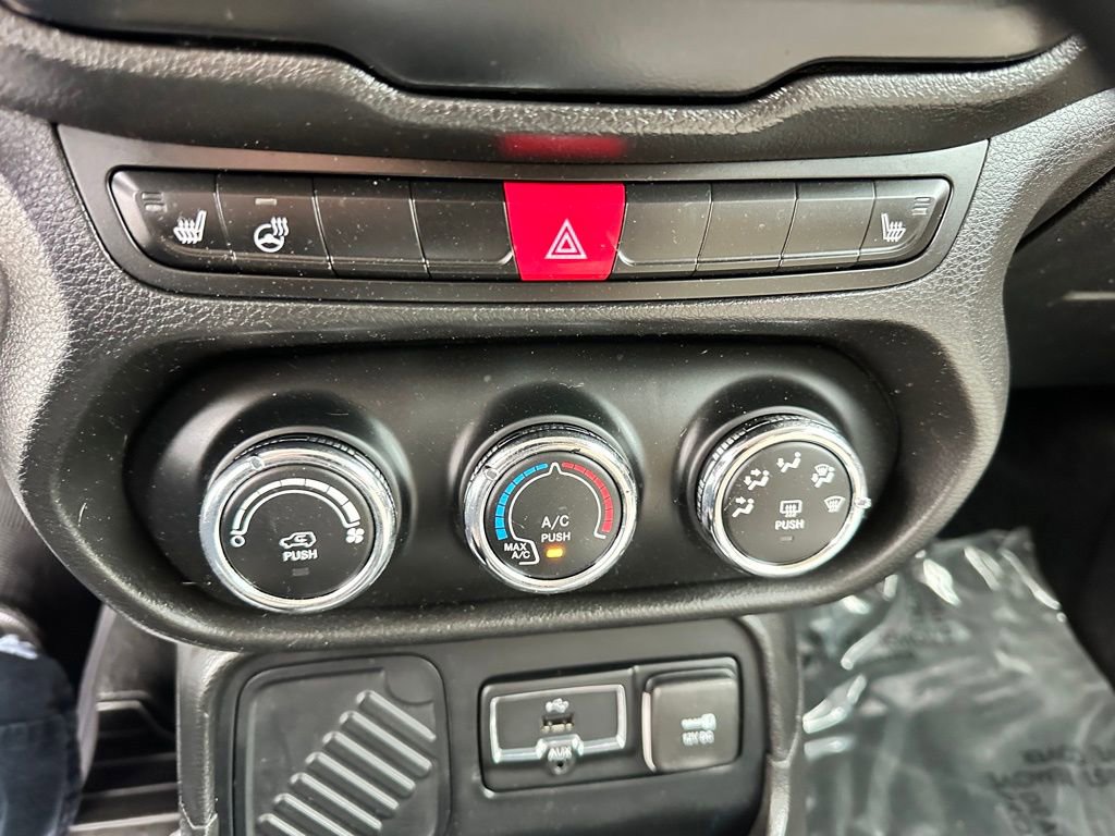 Used 2015 Jeep Renegade Latitude w/ Cold Weather Group II image 19