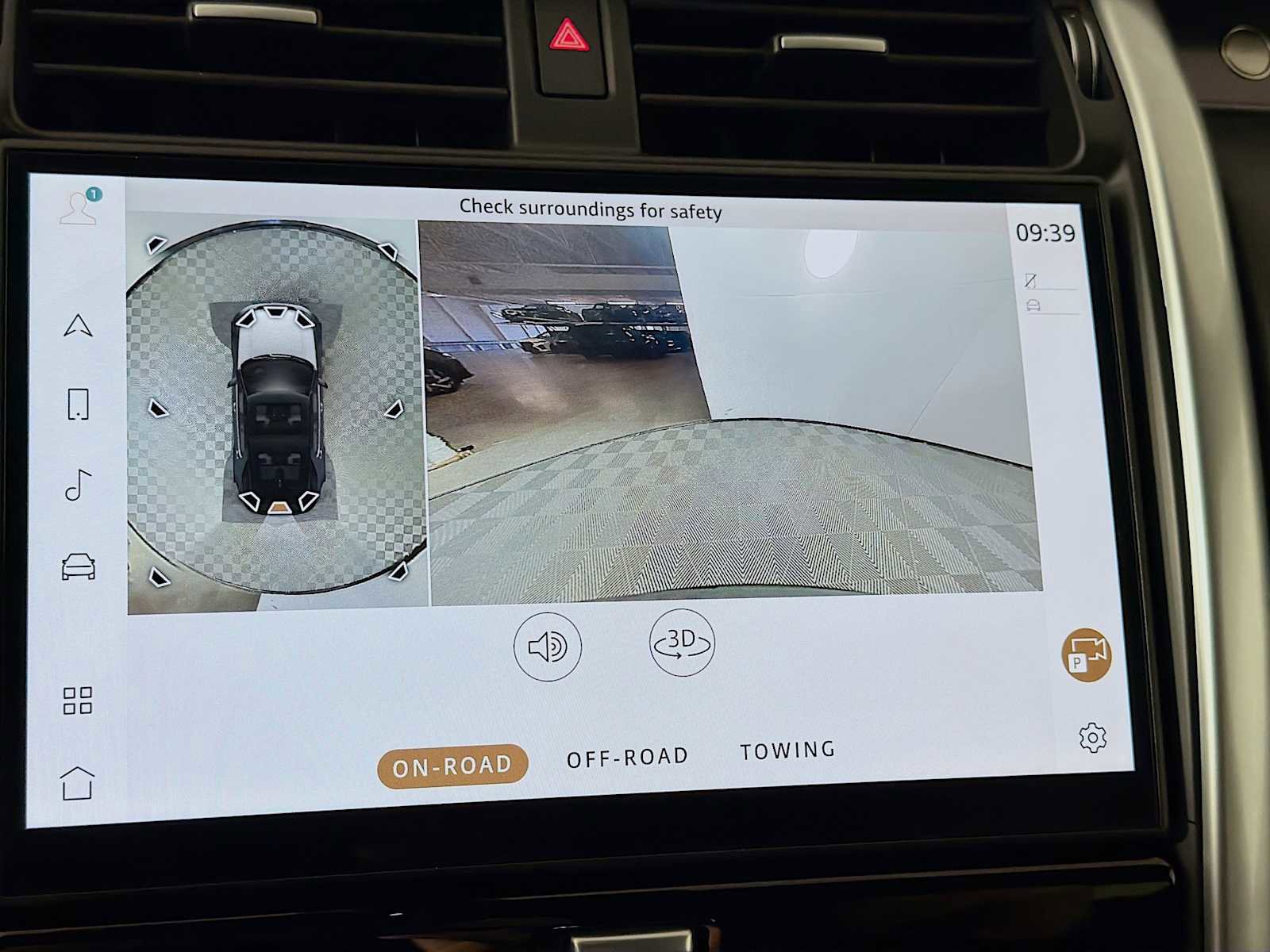 Used 2025 Land Rover Discovery Metropolitan Edition image 15