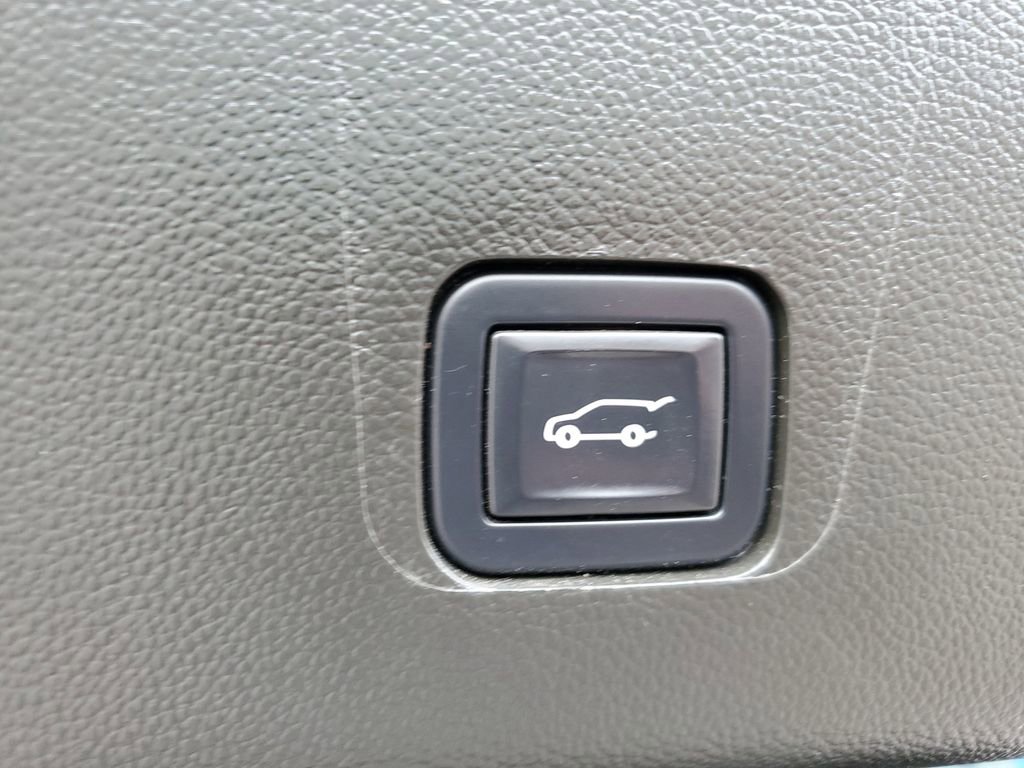 Used 2022 Chevrolet Traverse LT w/ LT Premium Package image 39