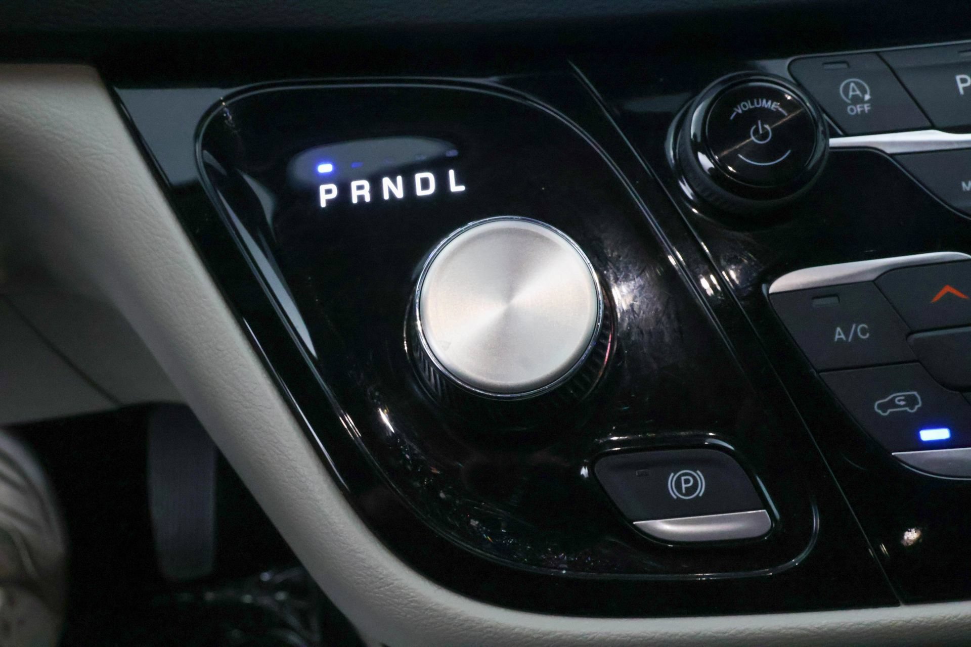 Used 2023 Chrysler Pacifica Touring-L FWD image 12