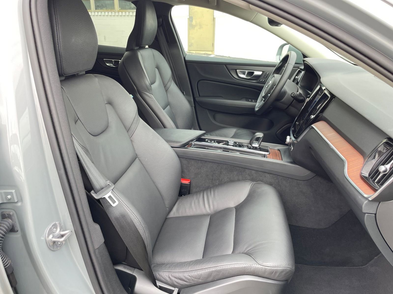 Used 2025 Volvo V60 B5 Cross Country Plus image 36