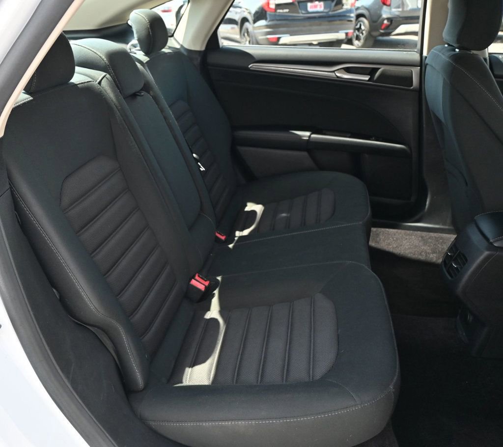 Used 2017 Ford Fusion SE FWD image 16