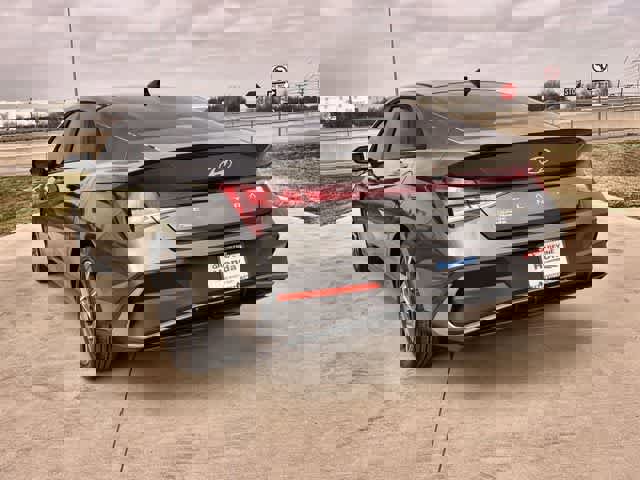 Used 2025 Hyundai Elantra Sport image 5