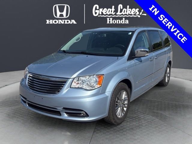 Used 2016 Chrysler Town & Country Touring-L FWD image 2