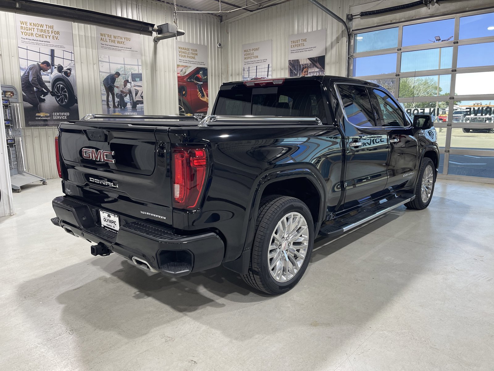 Used 2024 GMC Sierra 1500 Denali w/ Technology Package AWD/4WD image 8