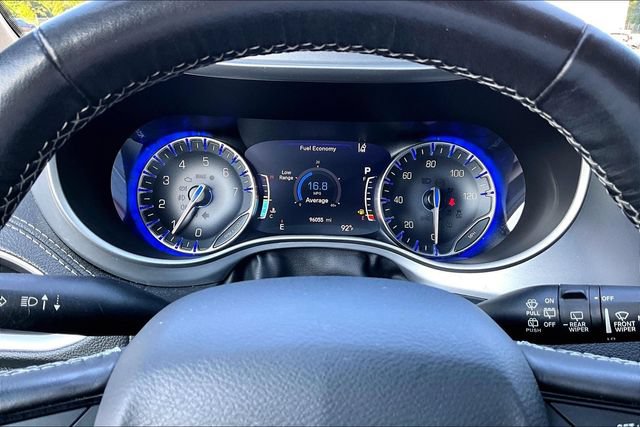 Used 2021 Chrysler Pacifica Touring-L w/ Uconnect Theater Family Group FWD image 13