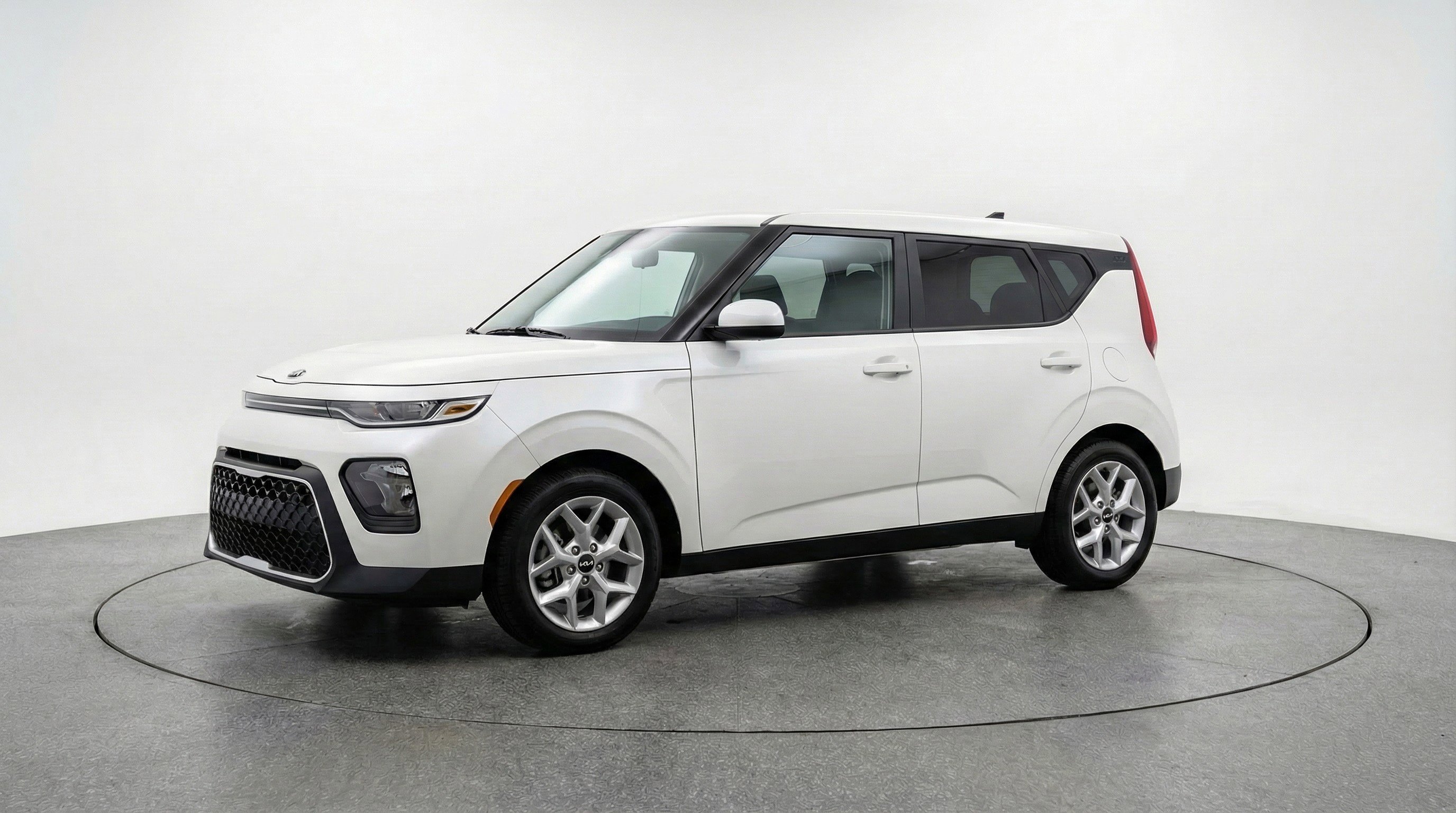 Used 2025 Kia Soul LX w/ LX Technology Package FWD image 3
