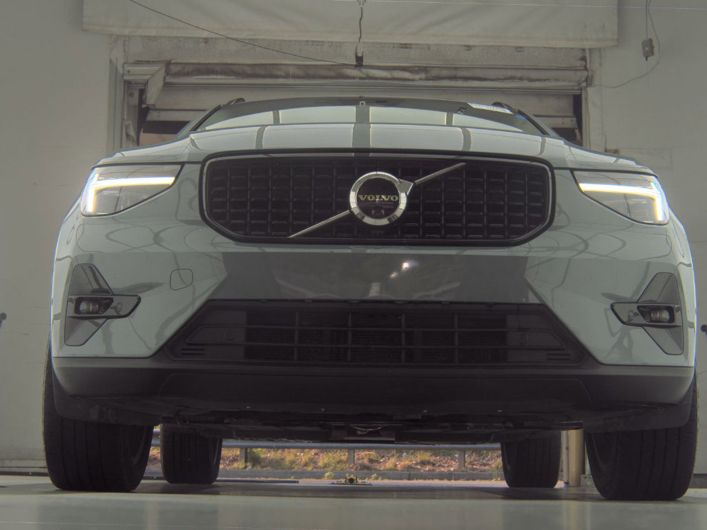 Used 2023 Volvo XC40 B4 Ultimate FWD image 7
