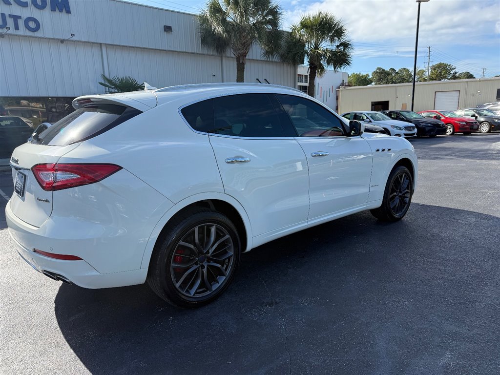 Used 2019 Maserati Levante GranLusso image 3