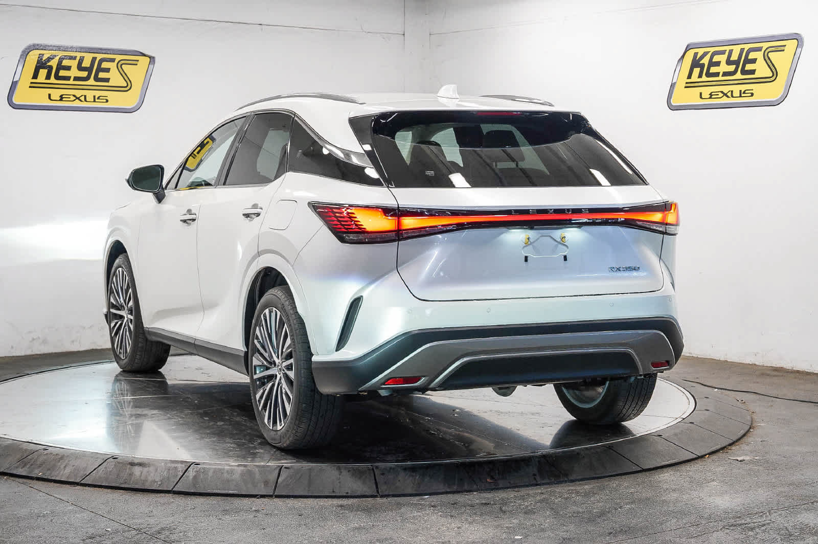 Used 2024 Lexus RX 350 Premium Plus w/ Accessory Package (Z1) FWD image 2