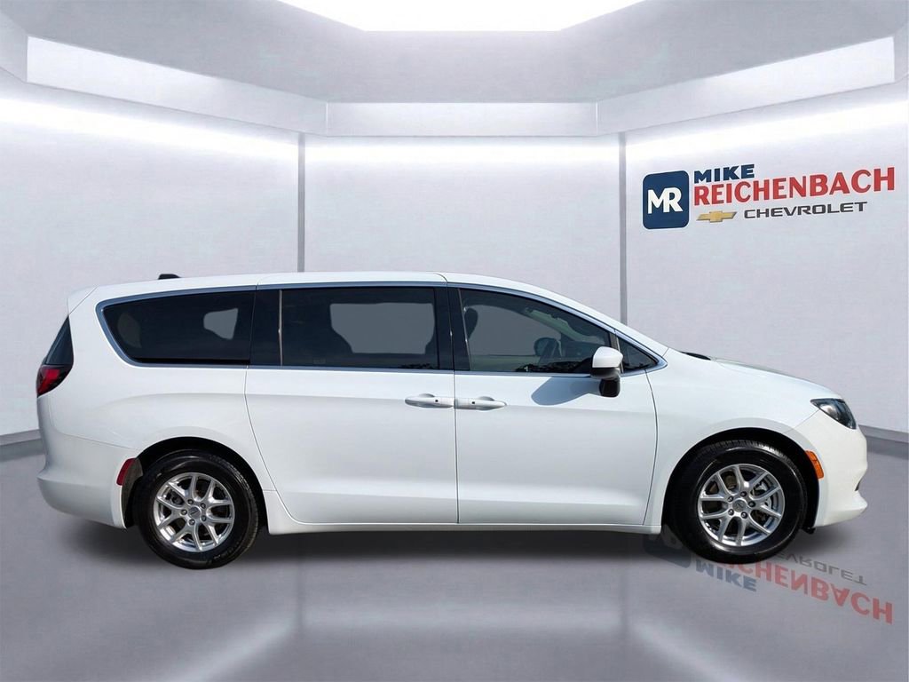 Used 2023 Chrysler Voyager LX video 3
