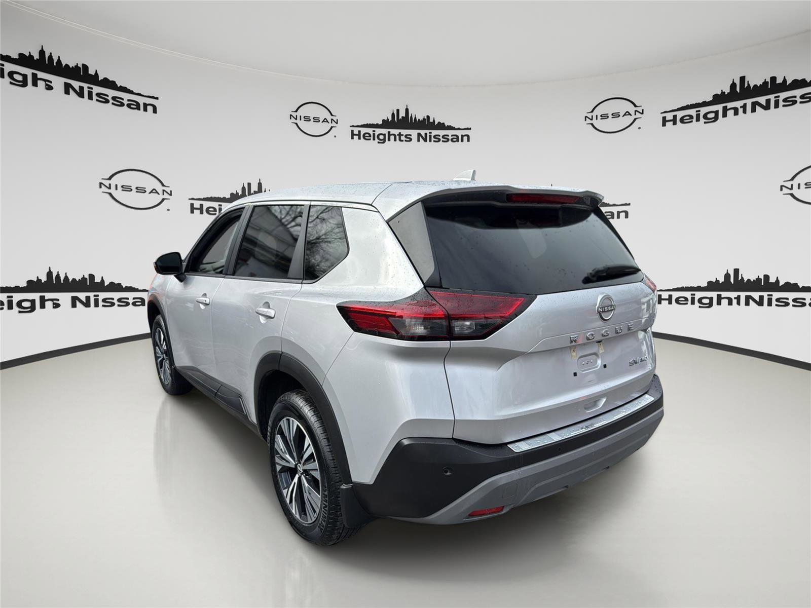 Used 2022 Nissan Rogue SV image 3