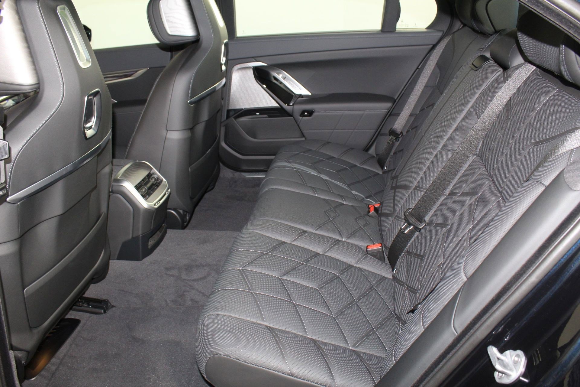 Used 2026 BMW i7 M70 w/ Premium Package image 12