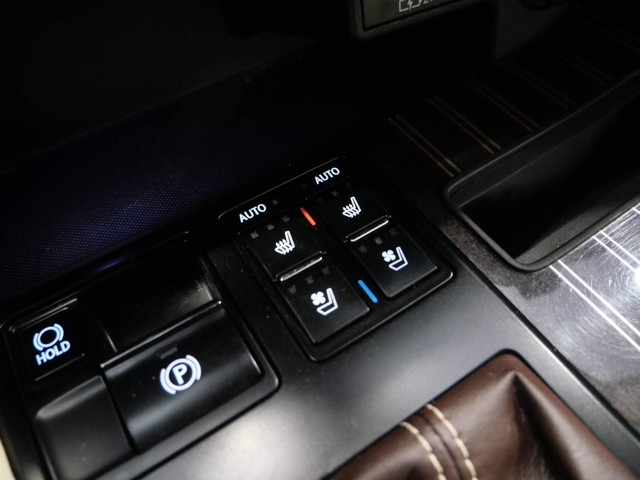 Used 2020 Lexus RX 450h AWD w/ Luxury Package image 34