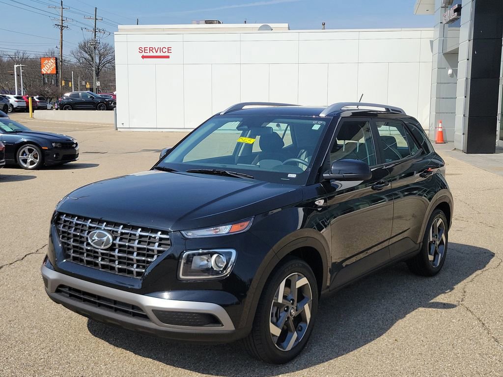 Used 2025 Hyundai Venue SEL image 2