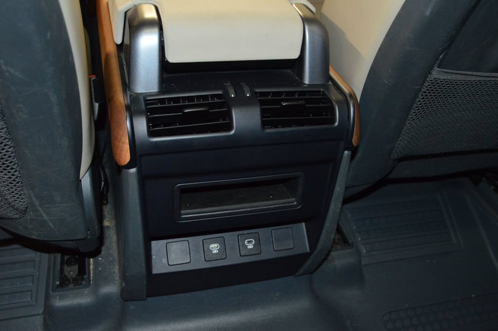 Used 2023 Land Rover Defender 110 SE AWD/4WD image 32