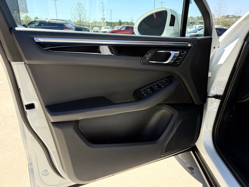 Used 2023 Porsche Macan Base image 11