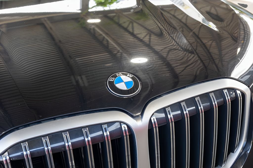 Used 2023 BMW X7 xDrive40i w/ M Sport Package AWD/4WD image 14