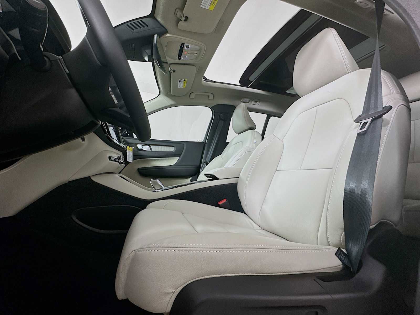 New 2026 Volvo XC40 B5 Plus w/ Protection Package Premier image 18