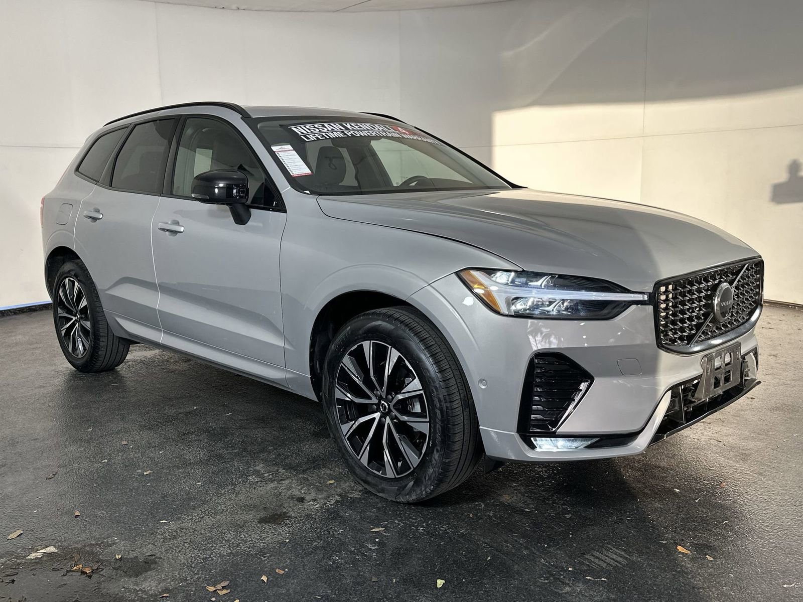 Used 2025 Volvo XC60 B5 Plus image 3