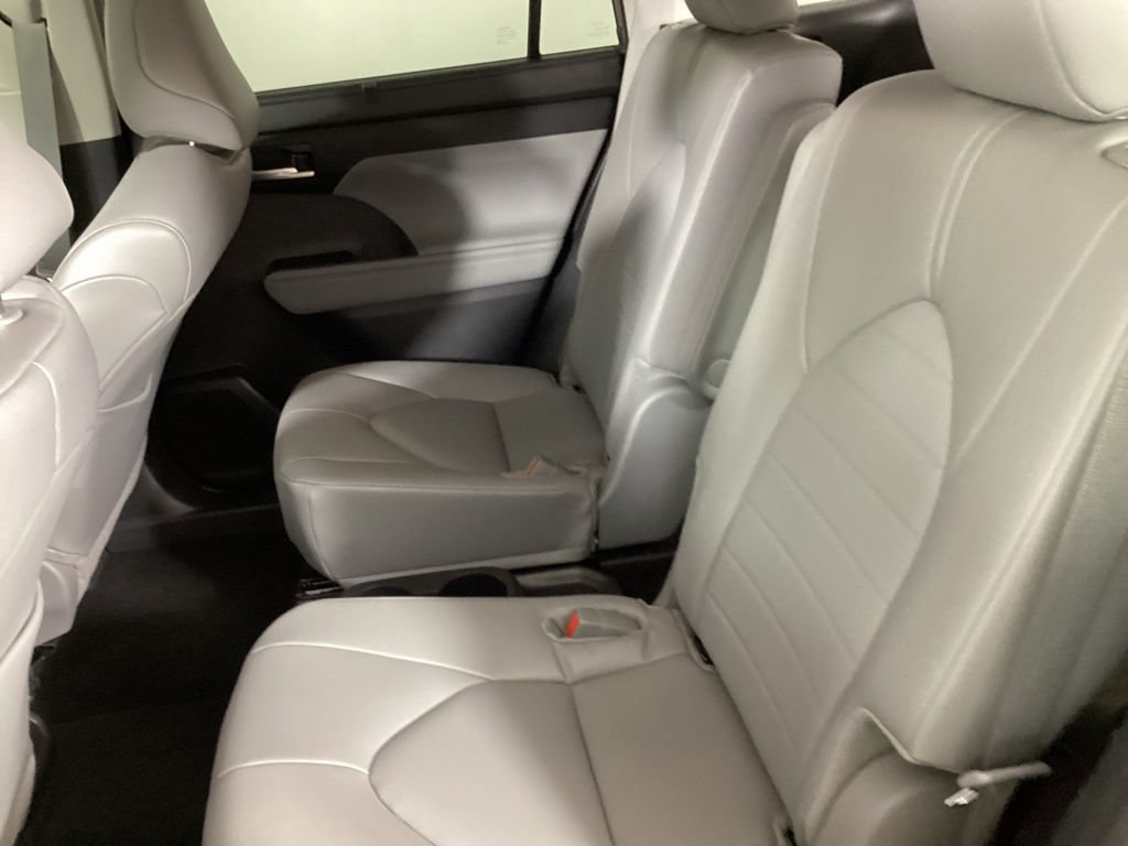 Used 2024 Toyota Highlander XLE AWD/4WD image 23