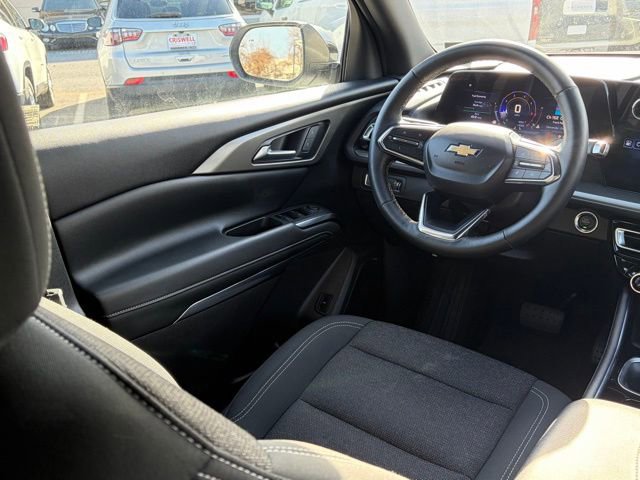 Used 2025 Chevrolet Traverse LT image 32