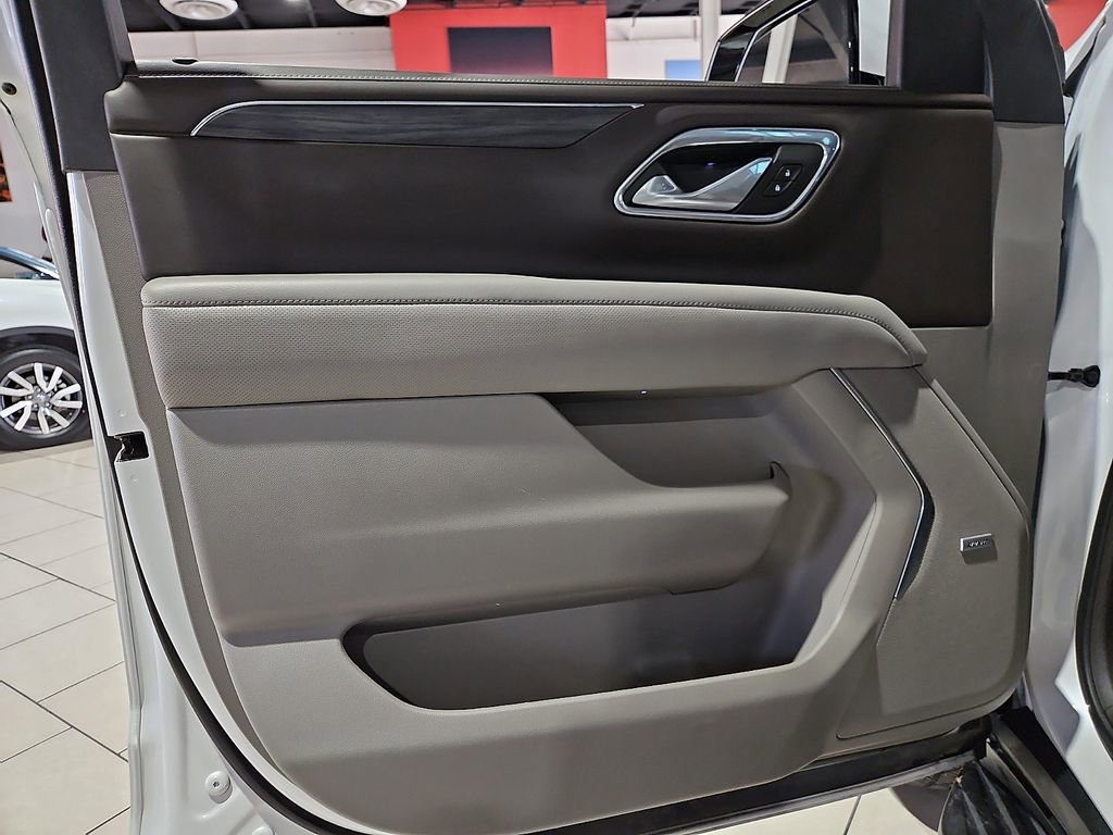 Used 2023 GMC Yukon SLT w/ SLT Luxury Package image 17