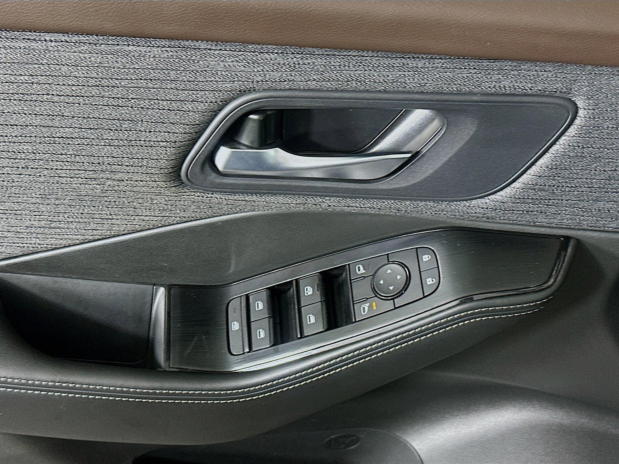 Used 2023 Nissan Rogue SV image 15