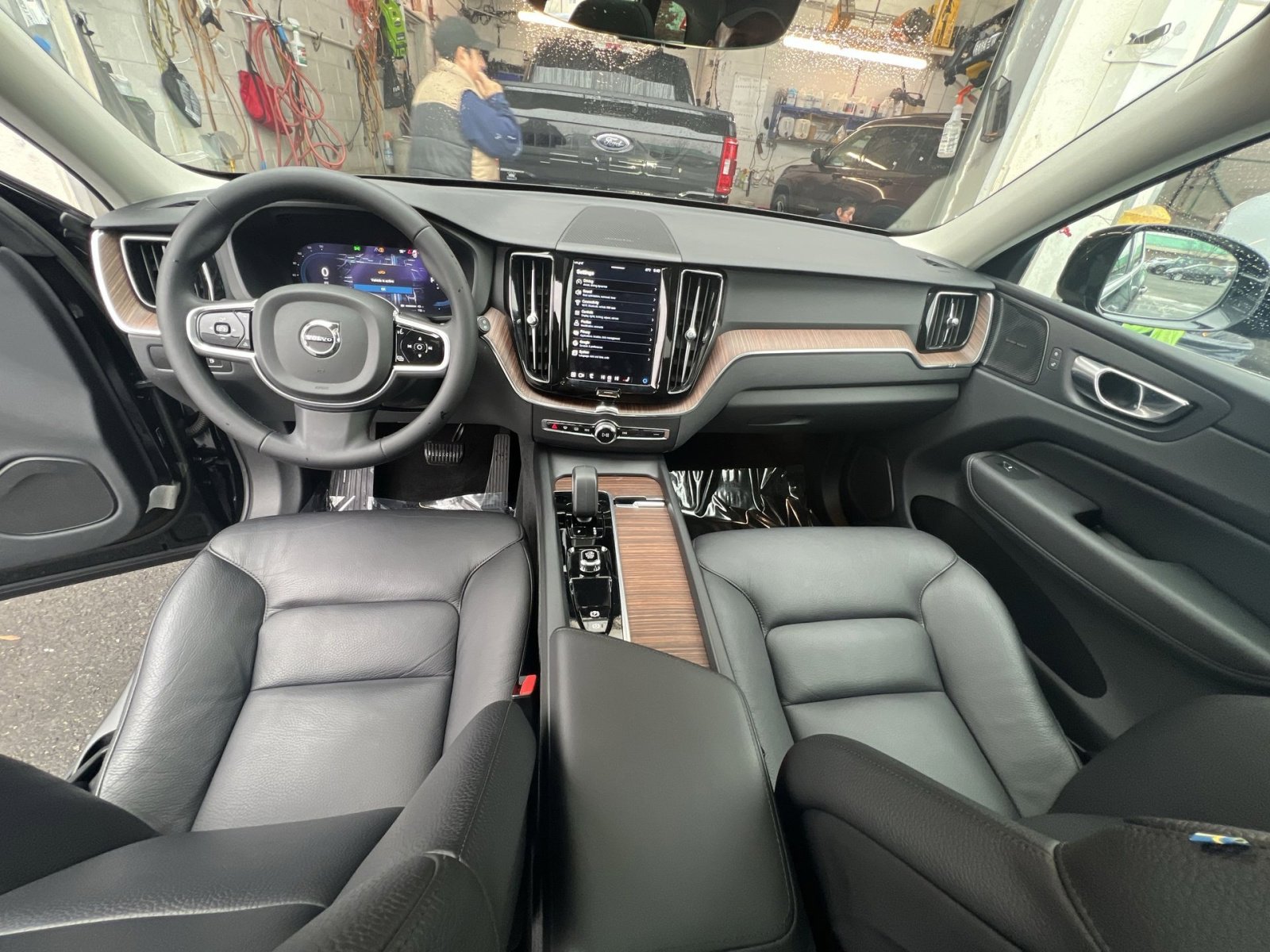 Used 2023 Volvo XC60 T8 Plus w/ Protection Package Premier image 23