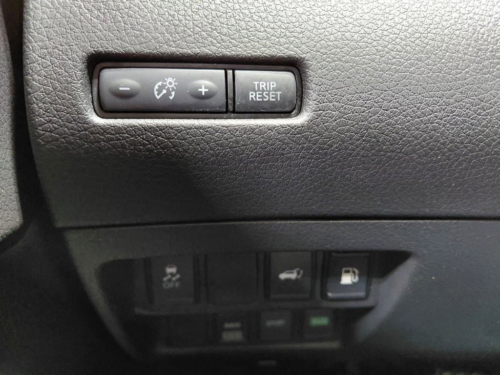 Used 2018 Nissan Rogue SV image 36