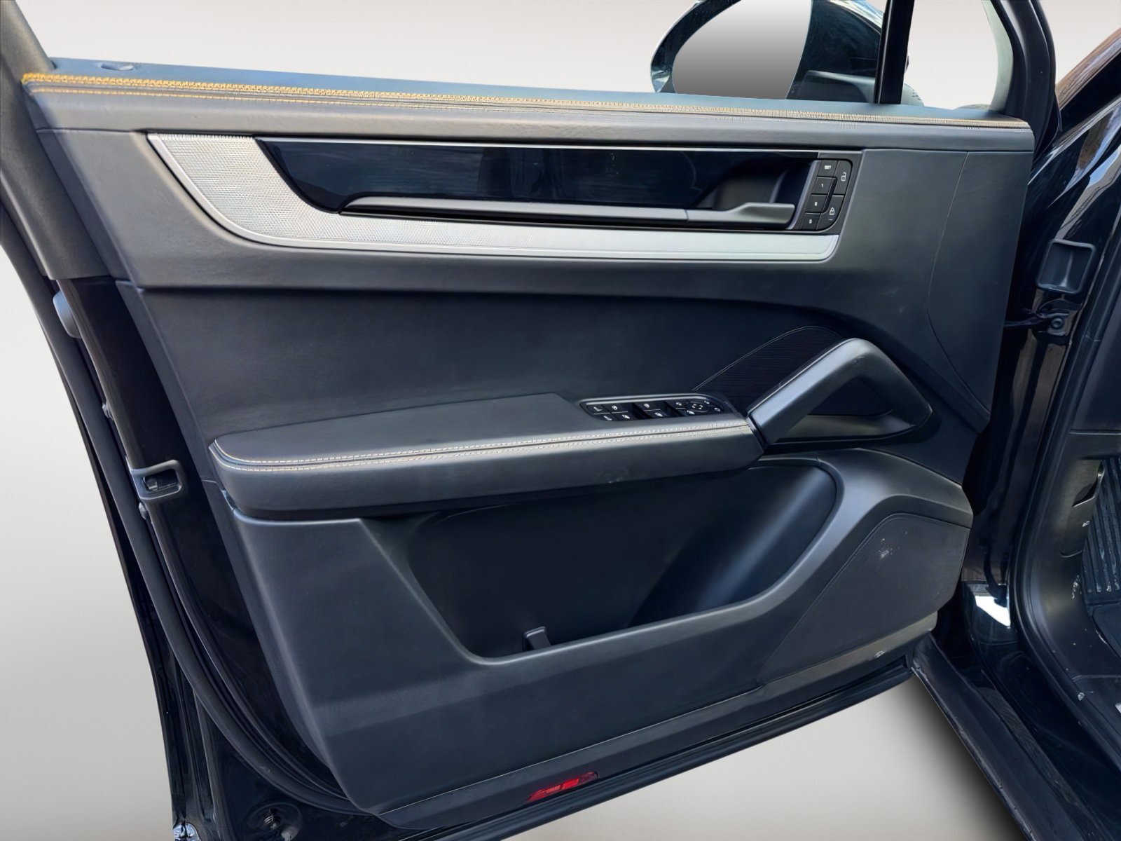 Used 2024 Porsche Cayenne Coupe image 8