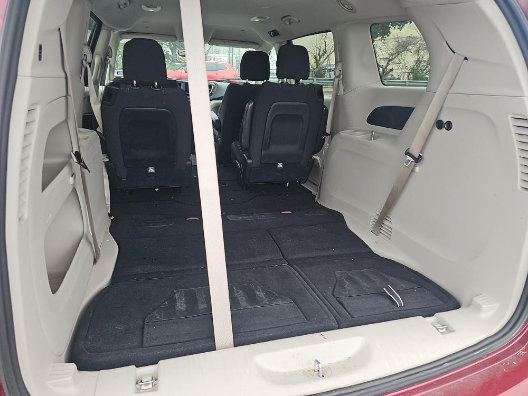 Used 2023 Chrysler Voyager LX FWD image 5