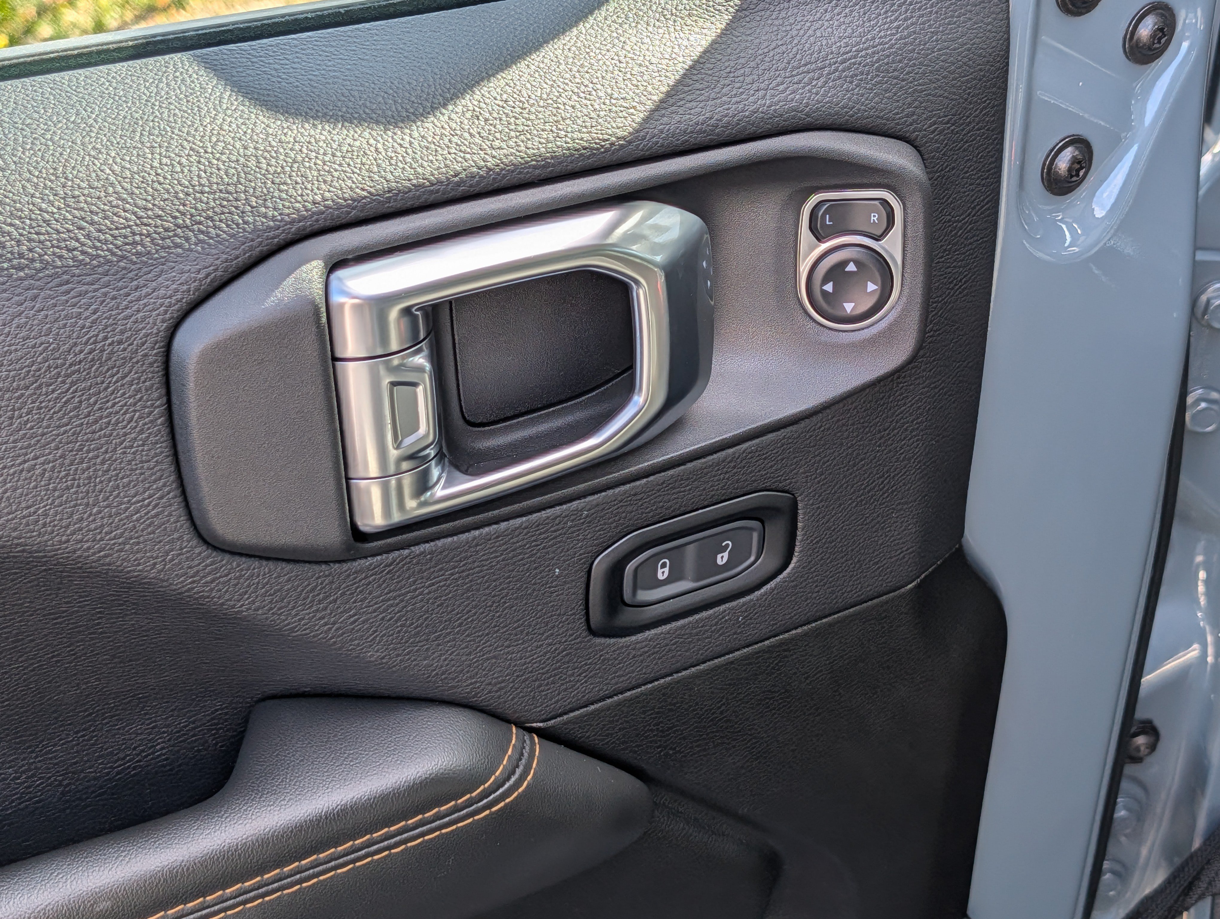 Used 2025 Jeep Wrangler Unlimited Sahara AWD/4WD image 19
