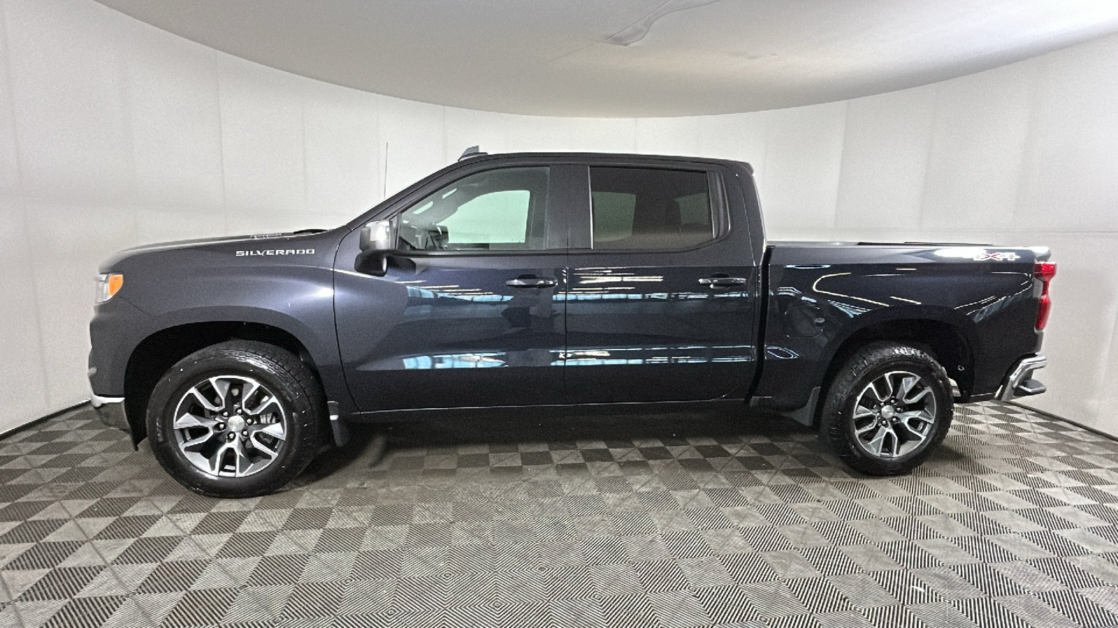 Used 2024 Chevrolet Silverado 1500 LT AWD/4WD image 7