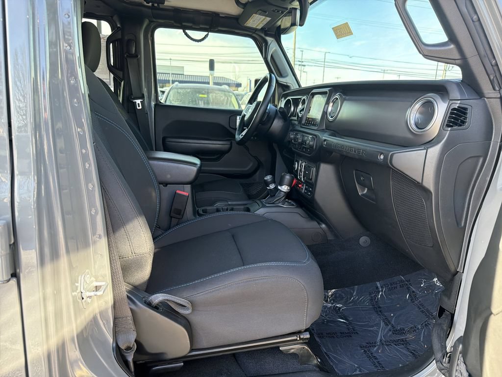 Used 2022 Jeep Wrangler Unlimited Rubicon 4xe w/ Cold Weather Group AWD/4WD image 16
