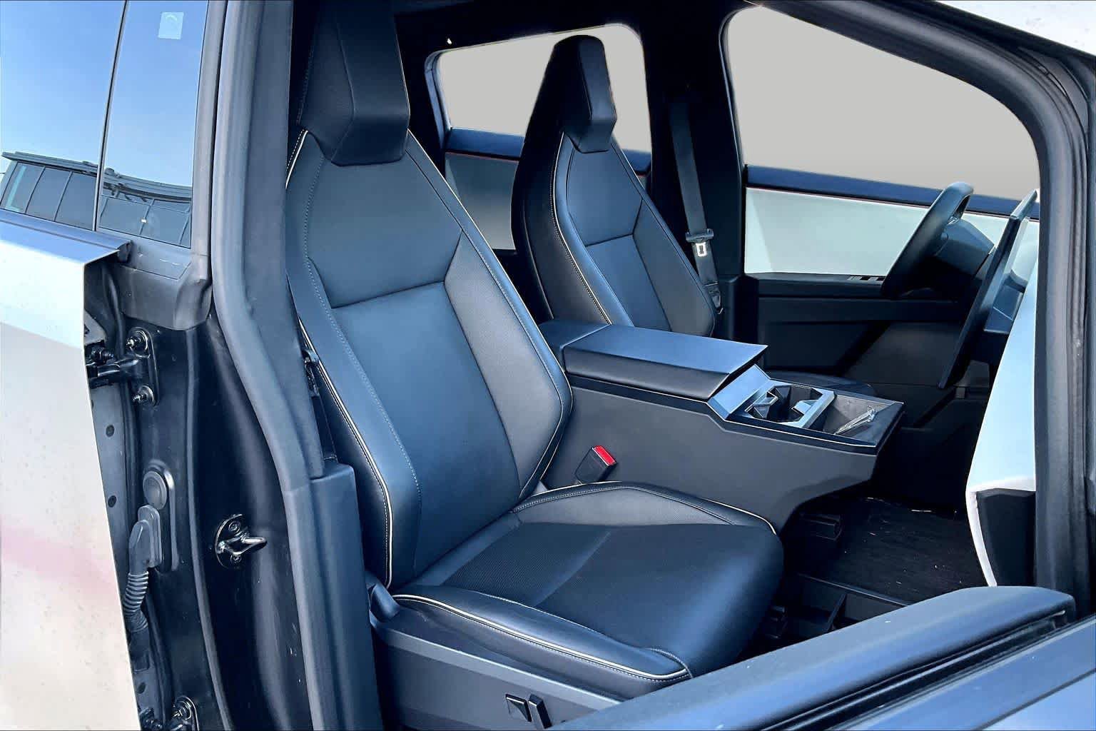 Used 2024 Tesla Cybertruck AWD Crew Cab image 8