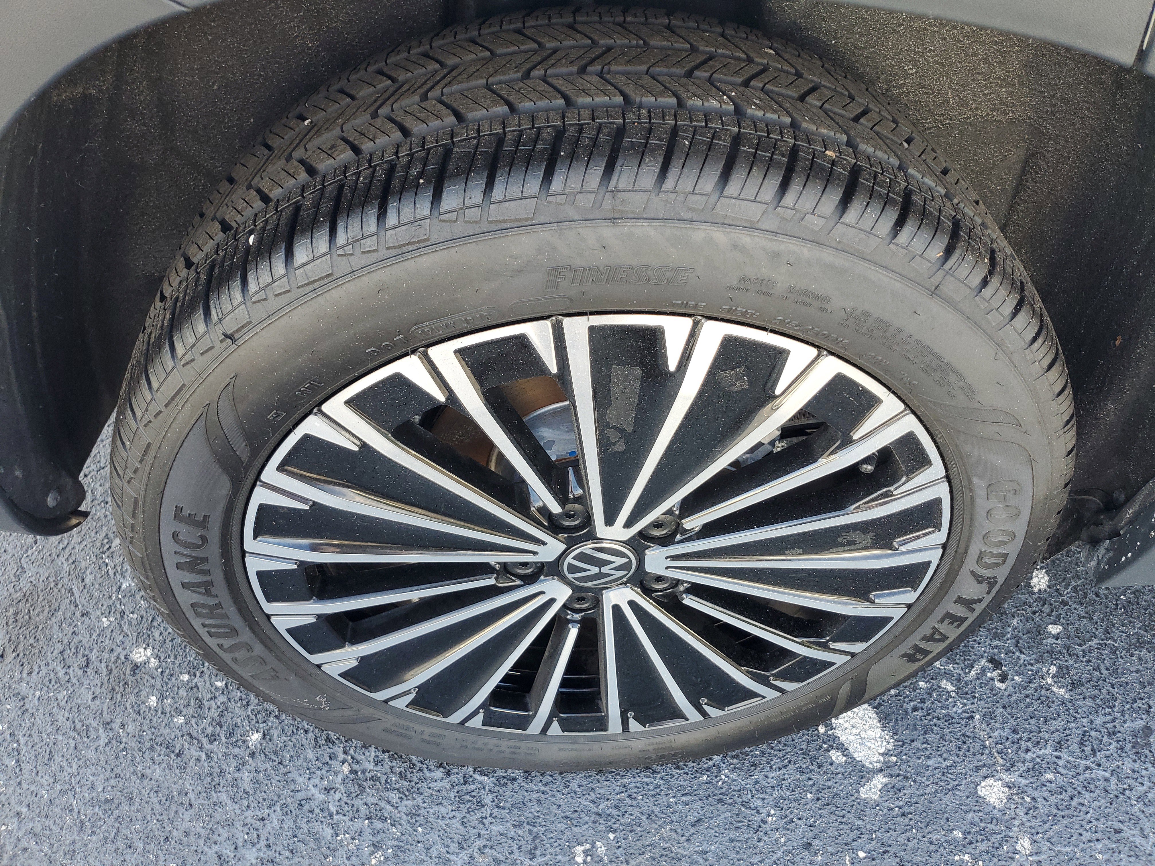 Used 2025 Volkswagen Taos SE image 9