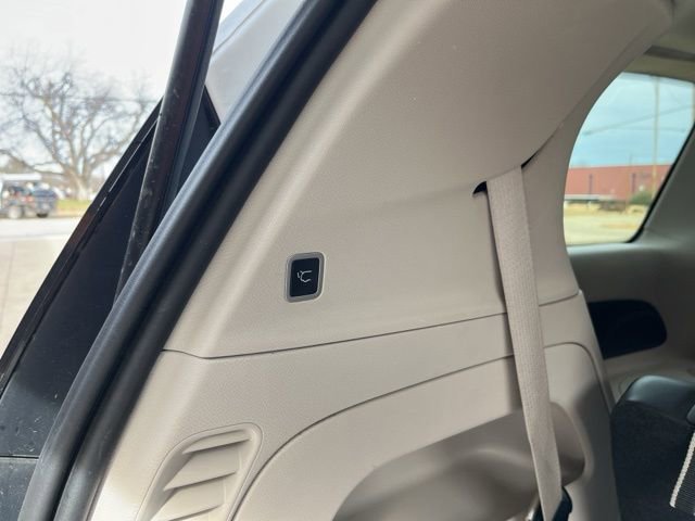 Used 2024 Chrysler Pacifica Touring-L image 10