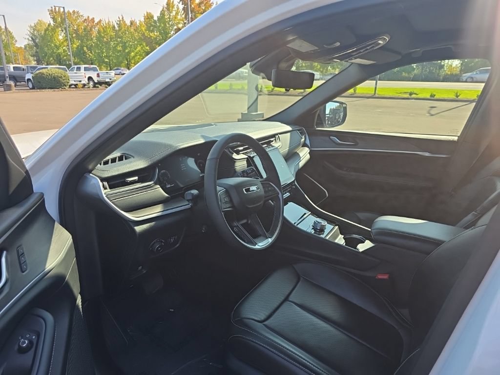 Used 2025 Jeep Grand Cherokee Limited w/ Luxury Tech Group II AWD/4WD image 13
