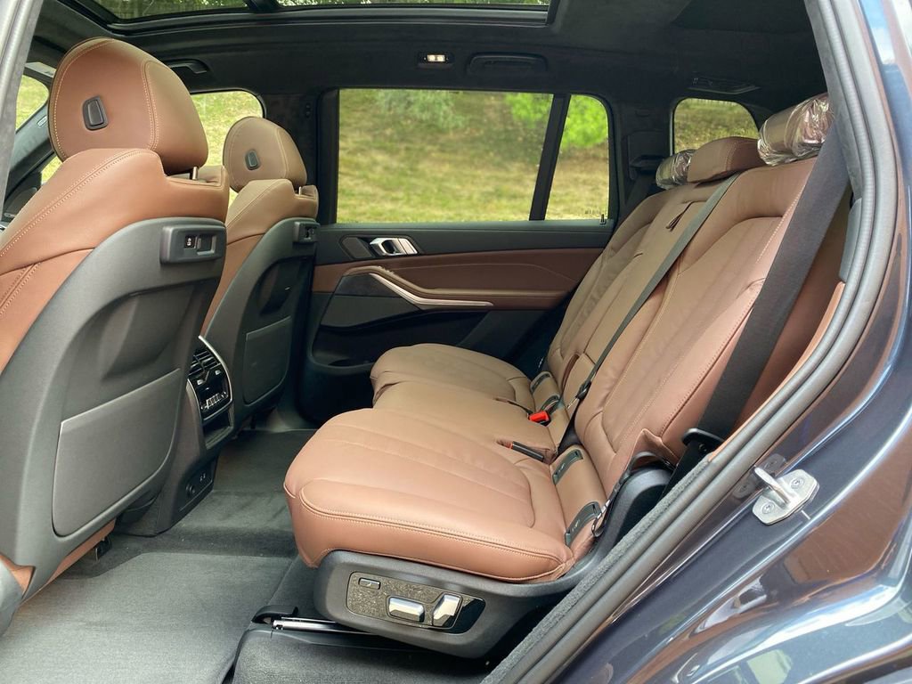 Used 2021 BMW X7 xDrive40i w/ M Sport Package AWD/4WD image 48