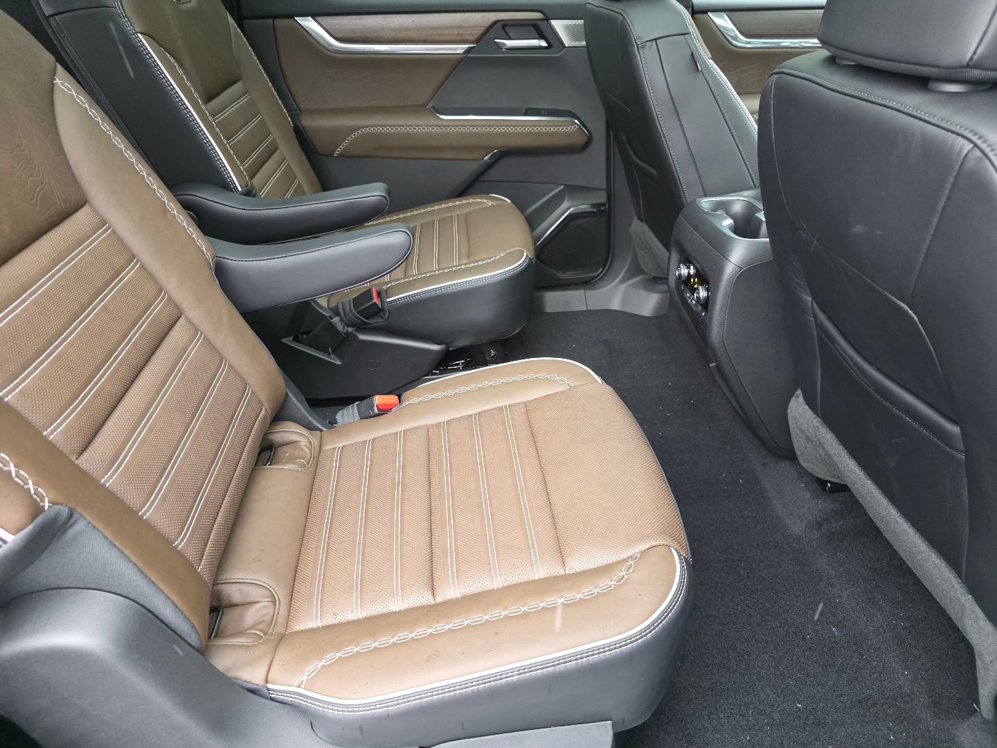 New 2026 GMC Acadia Denali Ultimate w/ LPO, Floor Liner Package AWD/4WD image 23