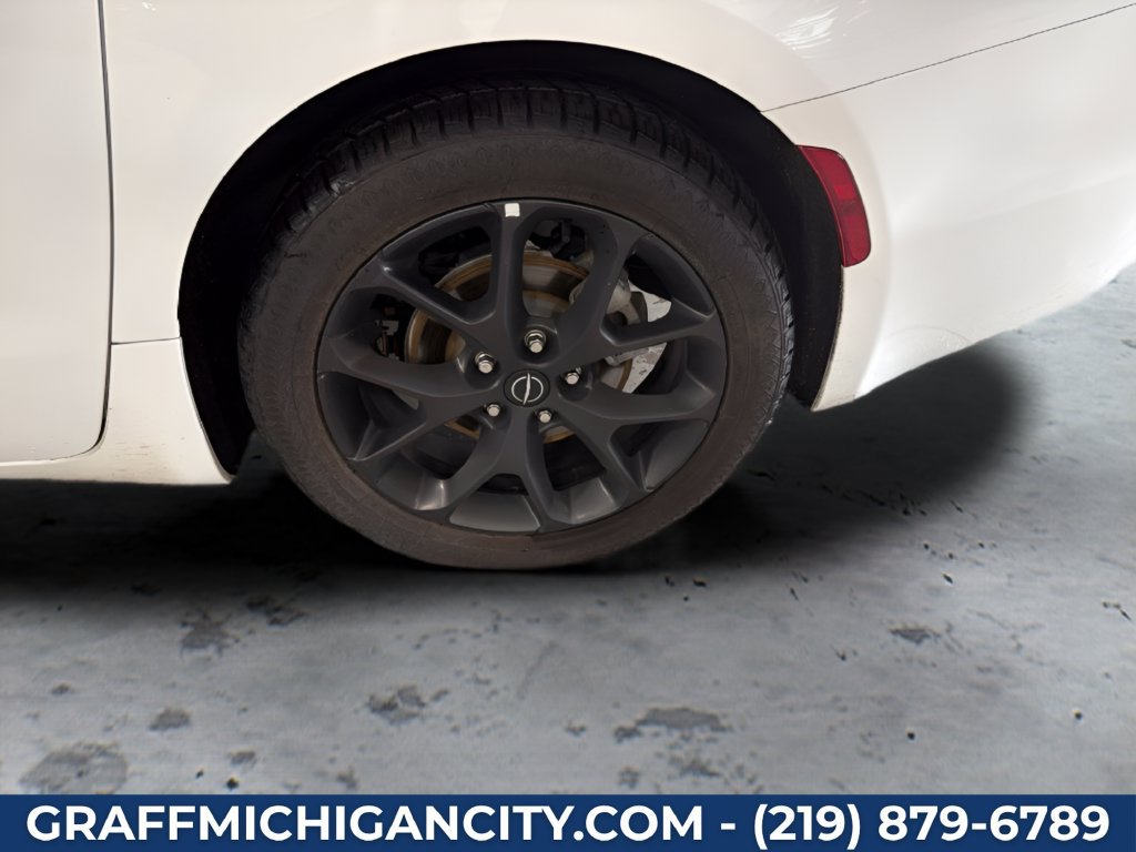 Used 2025 Chrysler Pacifica Limited FWD image 29